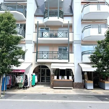 Un Nid Au Marché à *