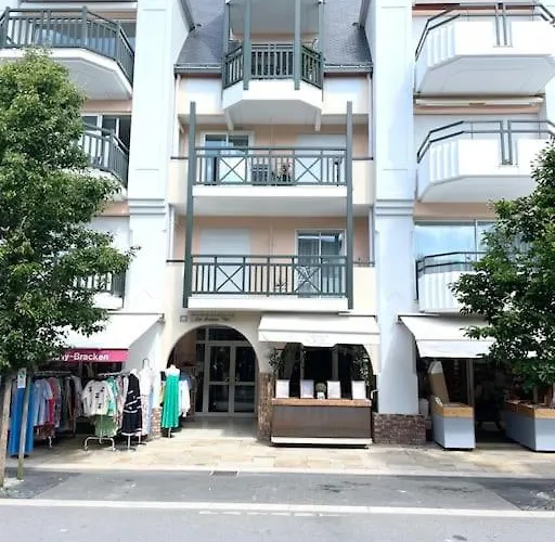 Un Nid Au Marche A *